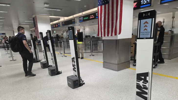 Aeropuerto de Miami baja a tres segundos revisión de pasaporte con tecnología biométrica