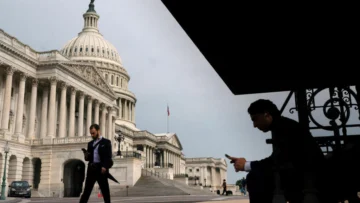 El Senado de EE. UU. aprueba acuerdo para poner fin al cierre del Gobierno y lo pasa a la Cámara Baja El Senado de EE. UU. aprueba acuerdo para poner fin al cierre del Gobierno y lo pasa a la Cámara Baja