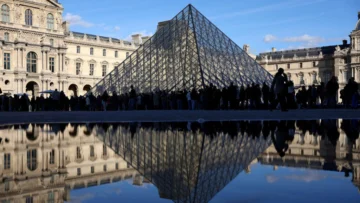 Francia: El Louvre cierra una galería al público debido a una 