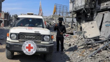 Israel recibe los cuerpos de tres rehenes entregados por Hamás en Gaza Israel recibe los cuerpos de tres rehenes entregados por Hamás en Gaza