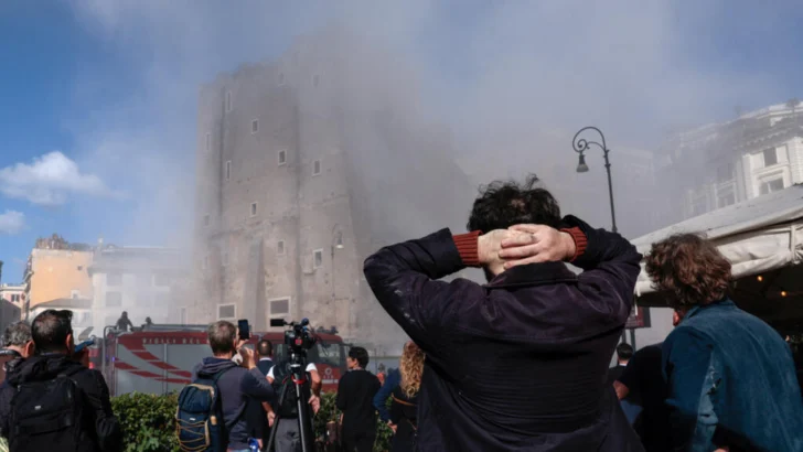 Un obrero muere tras ser rescatado luego del colapso de la Torre dei Conti en Roma