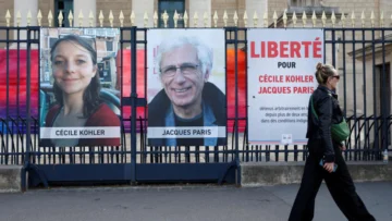 Irán deja salir de prisión a los franceses Cécile Kohler y Jacques Paris Irán deja salir de prisión a los franceses Cécile Kohler y Jacques Paris