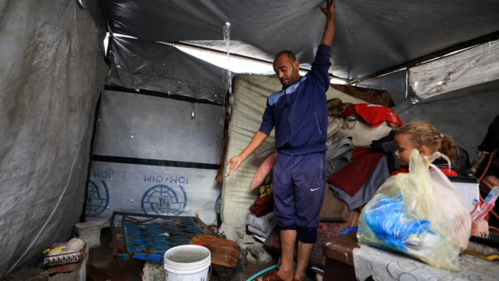 En Gaza, el comienzo del invierno sumerge a los palestinos en el frío y la lluvia