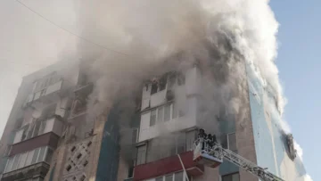 En Ucrania bombardeos nocturnos rusos golpean Járkov, pero la vida sigue En Ucrania bombardeos nocturnos rusos golpean Járkov, pero la vida sigue