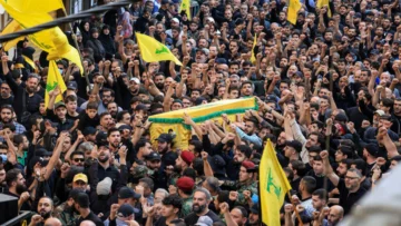 Cientos asisten al funeral del alto comandante de Hezbolá muerto en un ataque israelí Cientos asisten al funeral del alto comandante de Hezbolá muerto en un ataque israelí