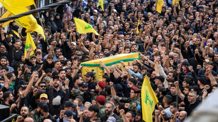 Cientos asisten al funeral del alto comandante de Hezbolá muerto en un ataque israelí