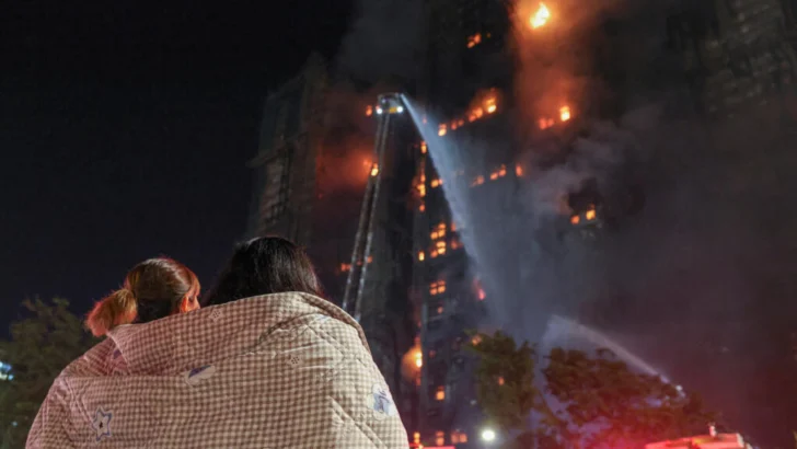 Sube a 36 el número de muertos por incendio que arrasó varios bloques residenciales en Hong Kong