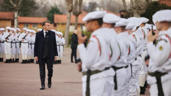 Macron anuncia un servicio militar de 10 meses para voluntarios franceses de 18 y 19 años