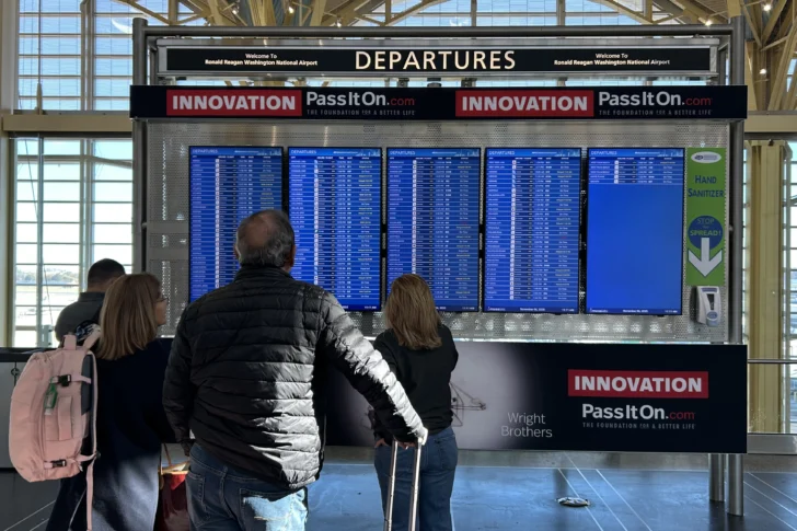 Más de 800 vuelos cancelados en EEUU en 'inédita' reducción de tráfico por cierre federal