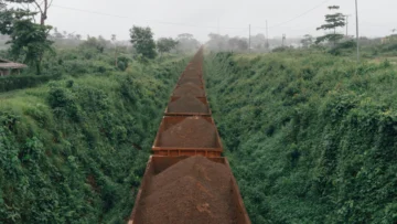 Ríos rojos y cielos grises: el impacto del gigante siderúrgico más poderoso de Europa Ríos rojos y cielos grises: el impacto del gigante siderúrgico más poderoso de Europa