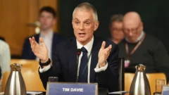 6 claves para entender el escándalo por un documental sobre Trump que llevó al director de la BBC a dimitir de su cargo