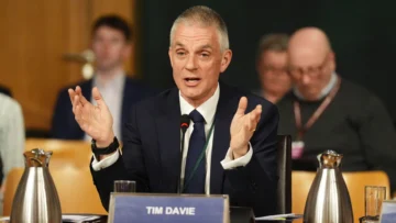 6 claves para entender el escándalo por un documental sobre Trump que llevó al director de la BBC a dimitir de su cargo