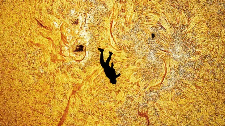 La impresionante imagen de un hombre en caída libre frente al Sol