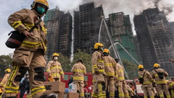 Hong Kong: Asciende a 55 la cifra de muertos por el incendio, mientras cientos siguen desaparecidos