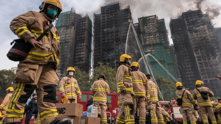 Hong Kong: Asciende a 55 la cifra de muertos por el incendio, mientras cientos siguen desaparecidos