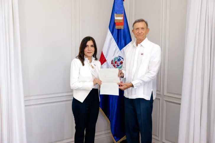 Nueva embajadora de EE.UU en RD presenta copias de estilo ante el canciller