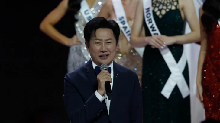 Quién es Nawat Itsaragrisil, el director de Miss Universo Tailandia en el centro de la polémica por la 'humillación' a Miss México