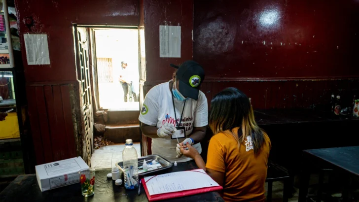 Personas que viven con VIH aún enfrentan barreras económicas, estigma y discriminación