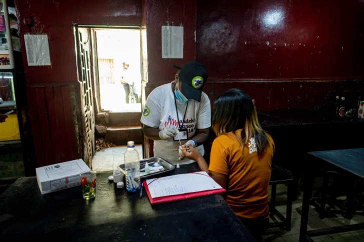 Personas que viven con VIH aún enfrentan barreras económicas, estigma y discriminación