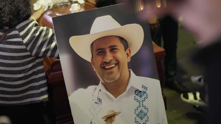 Quién era Carlos Manzo, el alcalde asesinado en México que le había pedido al gobierno de Sheinbaum apoyo para enfrentar al crimen organizado