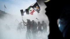 Protestas por la violencia en México terminan en enfrentamientos frente al Palacio Nacional