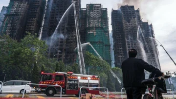'Estoy desolado, tenía tantos vecinos y amigos allí': los dramáticos testimonios de los residentes de las torres de apartamentos de Hong Kong donde un enorme incendio dejó al menos 55 muertos