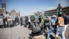 Protestas por la violencia en México terminan en enfrentamientos frente al Palacio Nacional con al menos 120 heridos