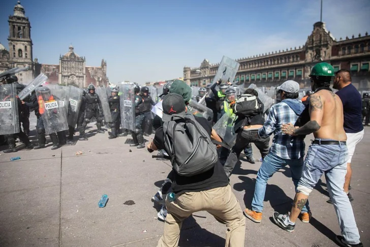 Protestas por la violencia en México terminan en enfrentamientos frente al Palacio Nacional con al menos 120 heridos