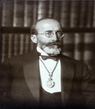  Don Ramón Menéndez Pidal prologó el libro La Versificación Irregular en la Poesía Castellana de Pedro Henríquez Ureña publicado en la Revista de Filología Española en 1920.