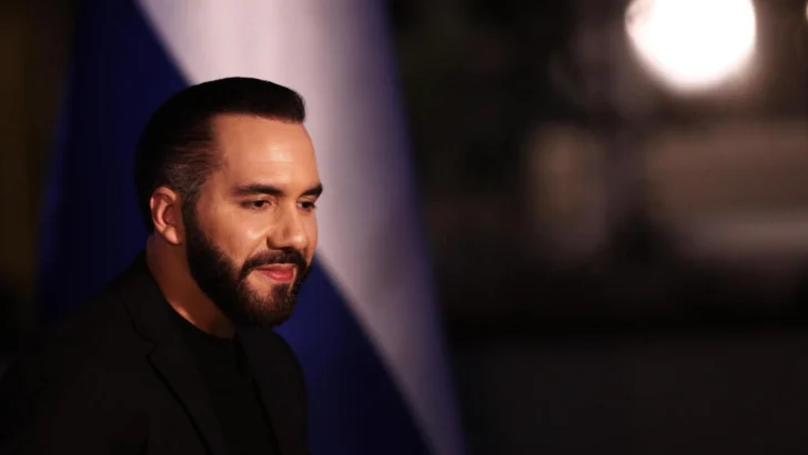 Exilio, cárcel o ley: cómo Bukele silencia las voces críticas en El Salvador