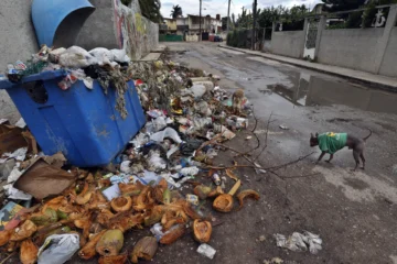  AME9340. LA HABANA (CUBA), 15/11/2025.- Fotografía que muestra basura en una calle este viernes, en La Habana (Cuba). Una epidemia de dengue y chikunguña, con miles de nuevos casos semanales, está barriendo Cuba, que suma esta crisis sanitaria a la energética, la demográfica, la alimentaria y, la que subyace debajo de todas ellas, la económica. EFE/ Ernesto Mastrascusa