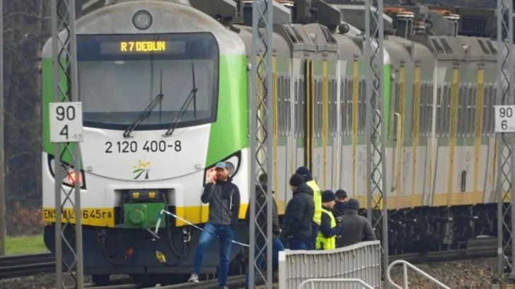 Polonia califica de 'sabotaje sin precedentes' la explosión en una vía de tren que comunica el país con Ucrania