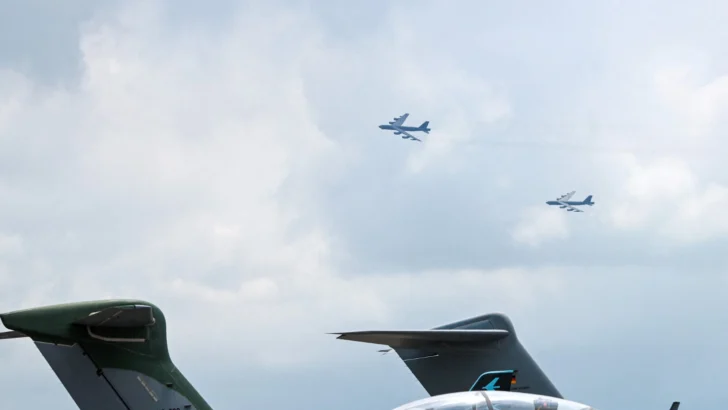 Bombarderos de EEUU sobrevuelan Venezuela pese a que se admite ataque sin legalidad Bombarderos de EEUU sobrevuelan Venezuela pese a que se admite ataque sin legalidad