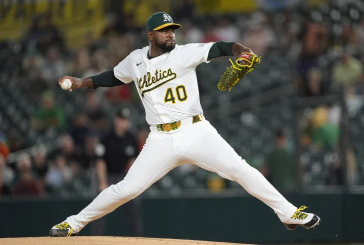  SACRAMENTO, CALIFORNIA - SEPTEMBER 24: Luis Severino #40 con Athletics en September 24, 2025 en Sacramento, California. Thearon W. Henderson/Getty Images/AFP (Photo by Thearon W. Henderson / GETTY IMAGES NORTH AMERICA / Getty Images via AFP)