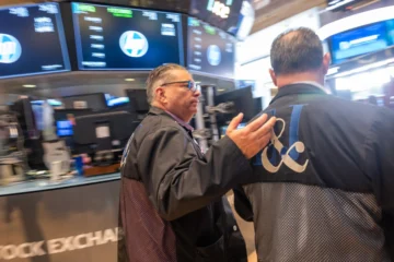 Wall Street cierra en verde tras audiencia del Supremo sobre aranceles de Trump Wall Street cierra en verde tras audiencia del Supremo sobre aranceles de Trump