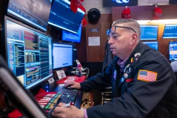 Wall Street cierra mixto y expectante ante el eventual fin del 