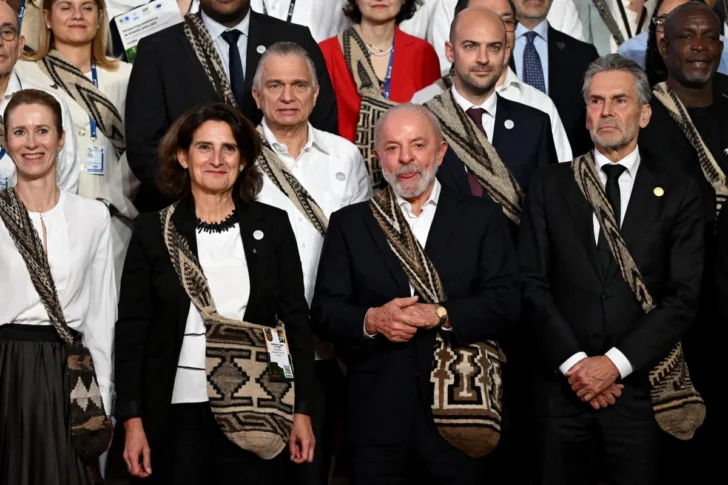  La Alta Representante de la UE y Vicepresidenta de Asuntos Exteriores y Política de Seguridad, Kaja Kallas; la Vicepresidenta Ejecutiva de la UE para una Transición Limpia, Justa y Competitiva, Teresa Ribera; el Presidente de Brasil, Luiz Inácio Lula da Silva; el Primer Ministro saliente de los Países Bajos, Dick Schoof; y el Ministro de Asuntos Exteriores de Francia, Jean-Noël Barrot (2-R, segunda fila), posan para la foto oficial previa a la Cumbre CELAC-UE en Santa Marta, Colombia, el 9 de noviembre de 2025. (Foto de LUIS ACOSTA / AFP)