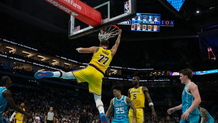 Doncic devuelve a Lakers al triunfo con LeBron casi a punto para su debur