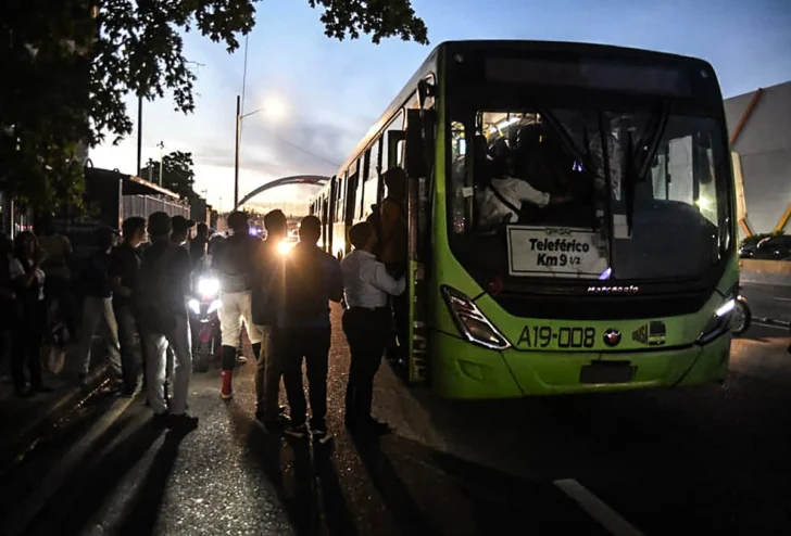 Se restituye 'paulatinamente' el servicio eléctrico