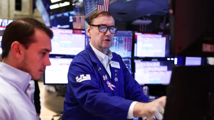 Wall Street cierra en rojo, preocupada por valores tecnológicos