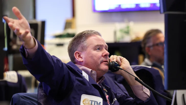 Wall Street cierra mixto este viernes con mirada centrada en los tipos, el gobierno y la IA