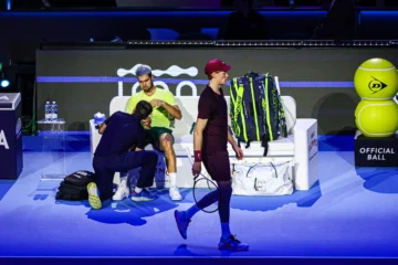 Alcaraz se lesiona ante Sinner, pierde Copa de Maestros y la Copa Davis