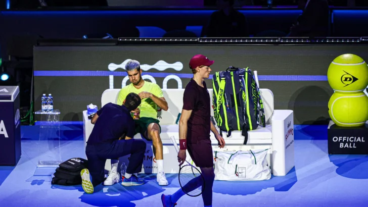 Alcaraz se lesiona ante Sinner, pierde Copa de Maestros y la Copa Davis