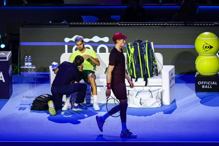 Alcaraz se lesiona ante Sinner, pierde Copa de Maestros y la Copa Davis