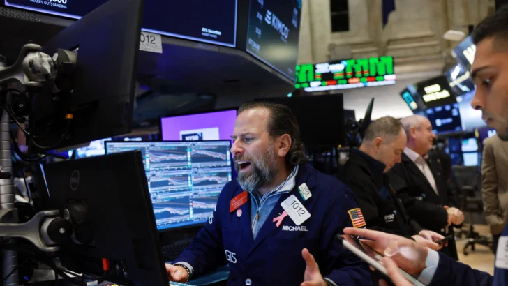 Wall Street gira y cierra rojo al imponerse de nuevo el temor a una burbuja en la IA