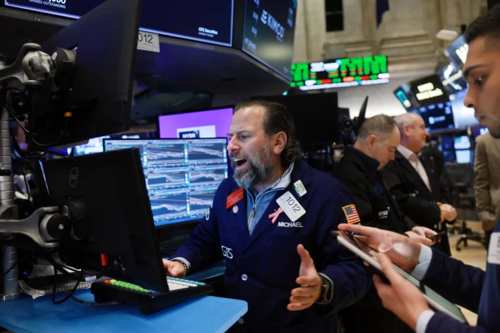 Wall Street gira y cierra rojo al imponerse de nuevo el temor a una burbuja en la IA