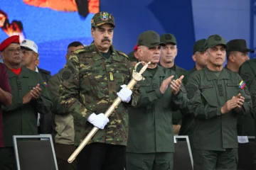 Maduro viste de militar, empuña espada de Bolívar y alerta: Venezuela vive 'coyuntura decisiva'