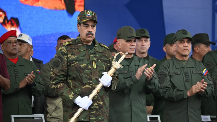 Maduro viste de militar, empuña espada de Bolívar y alerta: Venezuela vive 