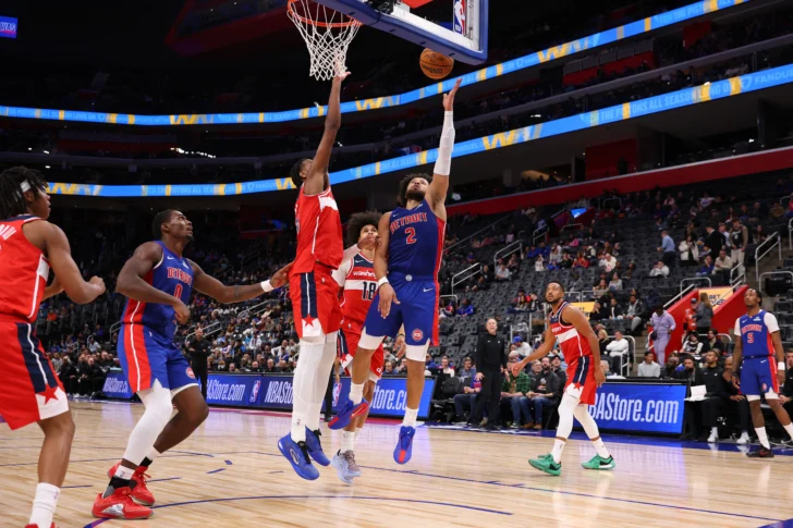 Pistons igualan la mejor racha de su historia y Doncic, LeBron y Reaves reinan en el derbi