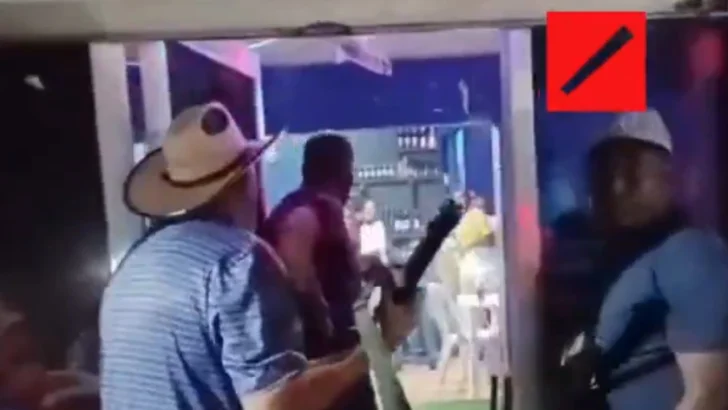 Alcalde Santiago Riverón vuelve contra haitianos, esta vez desbarata fiesta escopeta en mano Alcalde Santiago Riverón vuelve contra haitianos, esta vez desbarata fiesta escopeta en mano